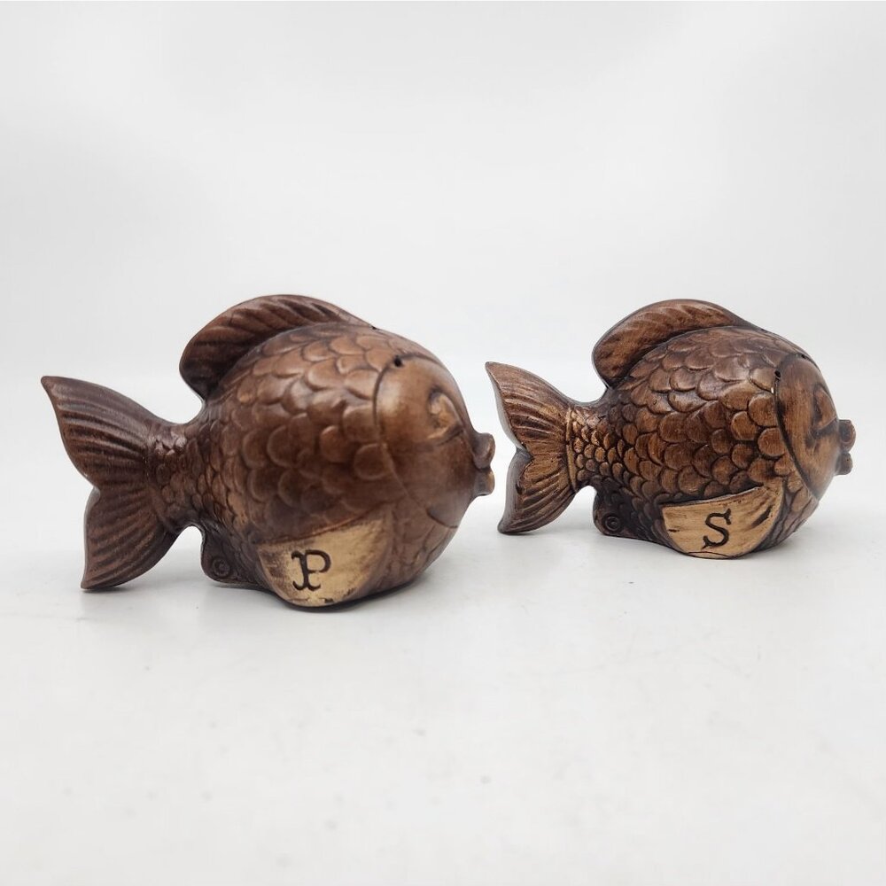 Vintage Treasure Craft Kissing Fish Wood Salt & Pepper Shakers Set Brown 2.75 in